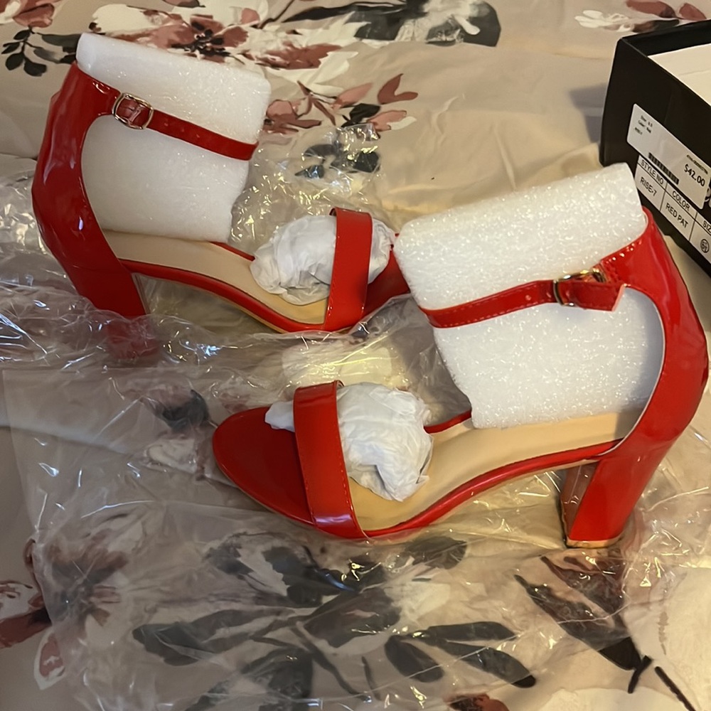 Red pumps - Picture 3 of 4
